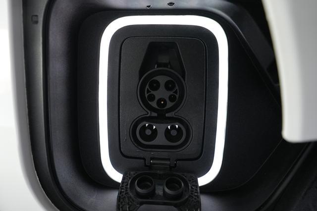 2024 Rivian R1S — photo 8 of 21