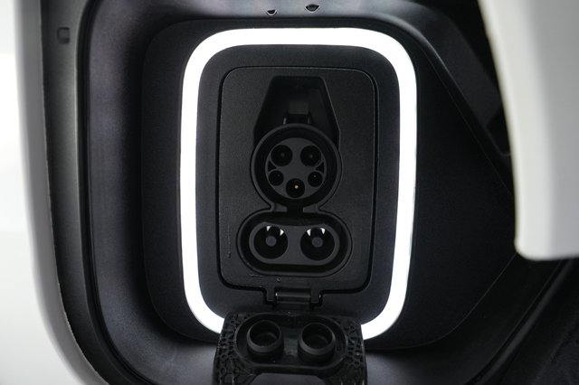 2024 Rivian R1S — photo 8 of 21