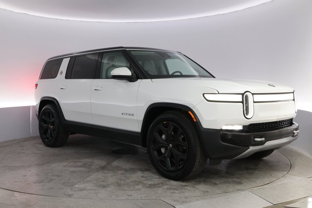 2024 Rivian R1S — photo 10 of 21