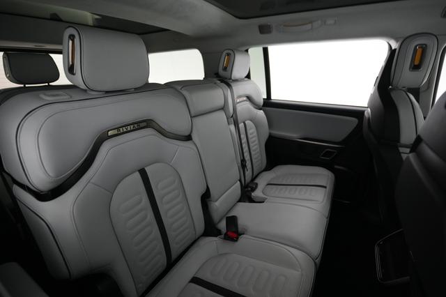 2024 Rivian R1S — photo 4 of 21