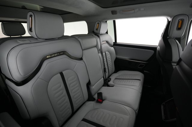 2024 Rivian R1S — photo 4 of 21
