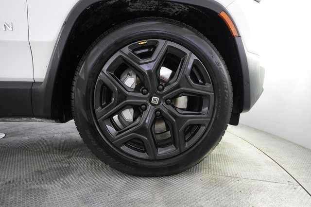 2024 Rivian R1S — photo 16 of 21