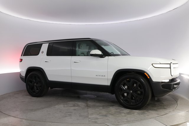 2024 Rivian R1S — photo 11 of 21