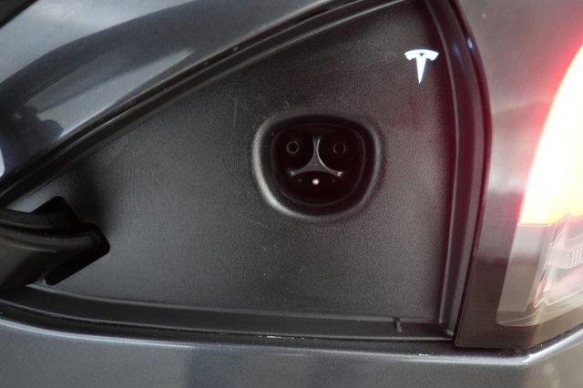 2023 Tesla Model S — photo 8 of 21