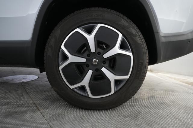 2024 Rivian R1S — photo 7 of 25