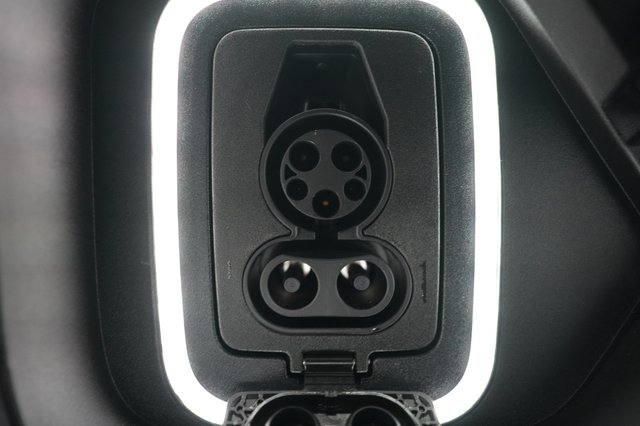 2024 Rivian R1S — photo 8 of 25