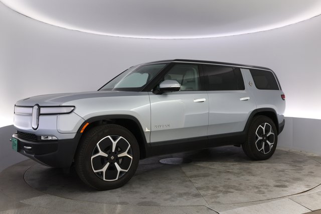 2024 Rivian R1S — photo 14 of 25