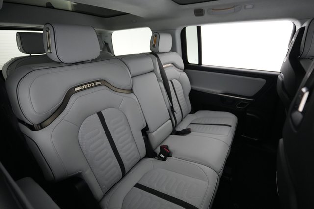 2024 Rivian R1S — photo 4 of 25