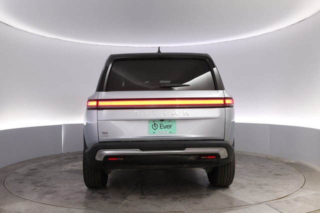 2024 Rivian R1S — photo 12 of 25