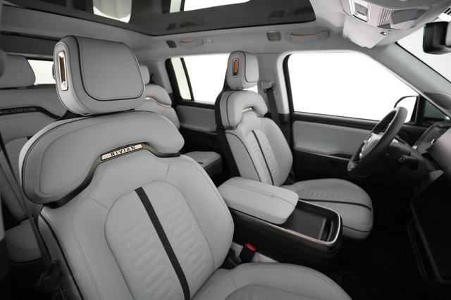 2024 Rivian R1S — photo 17 of 25
