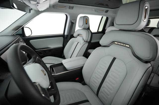 2024 Rivian R1S — photo 3 of 25