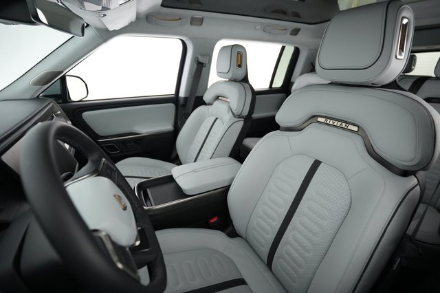 2024 Rivian R1S — photo 3 of 25