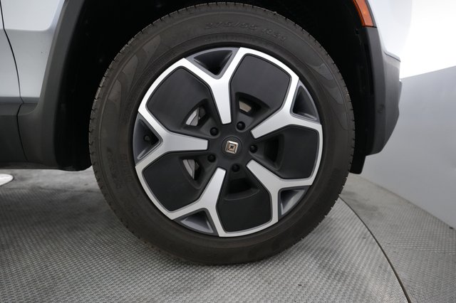 2024 Rivian R1S — photo 15 of 25
