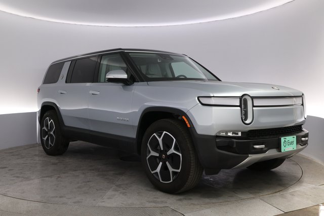 2024 Rivian R1S — photo 10 of 25