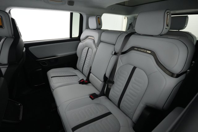 2024 Rivian R1S — photo 18 of 25