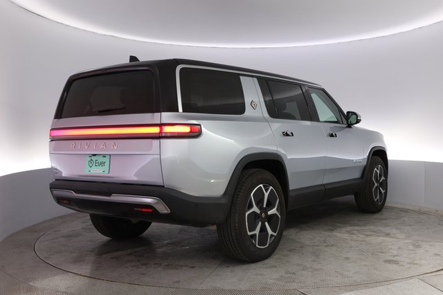 2024 Rivian R1S — photo 2 of 25