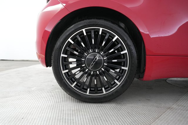 2024 Fiat 500e — photo 17 of 18