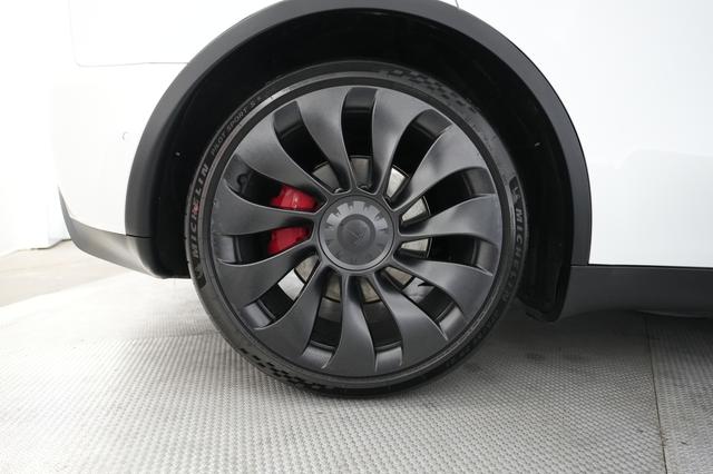 2022 Tesla Model Y — photo 7 of 26