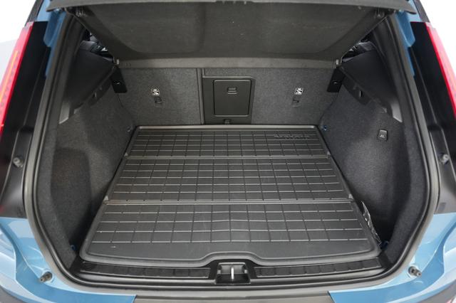 2023 Volvo XC40 Recharge — photo 6 of 24