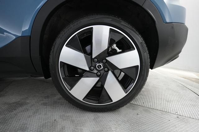 2023 Volvo XC40 Recharge — photo 7 of 24