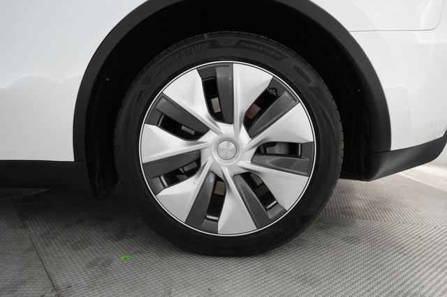 2023 Tesla Model Y — photo 7 of 21