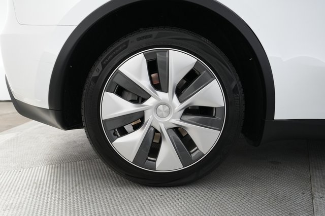 2023 Tesla Model Y — photo 17 of 21