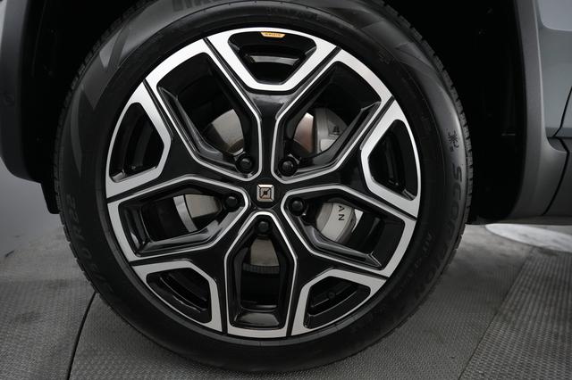 2024 Rivian R1T — photo 7 of 24