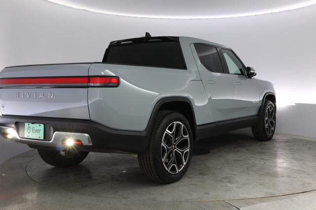 2024 Rivian R1T — photo 2 of 24