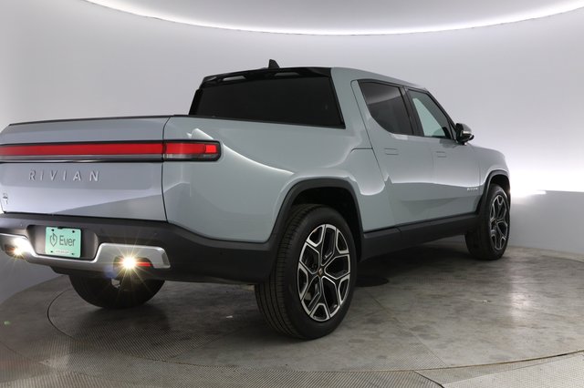 2024 Rivian R1T — photo 2 of 24