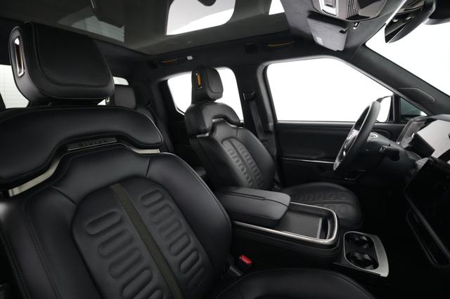 2024 Rivian R1T — photo 3 of 24