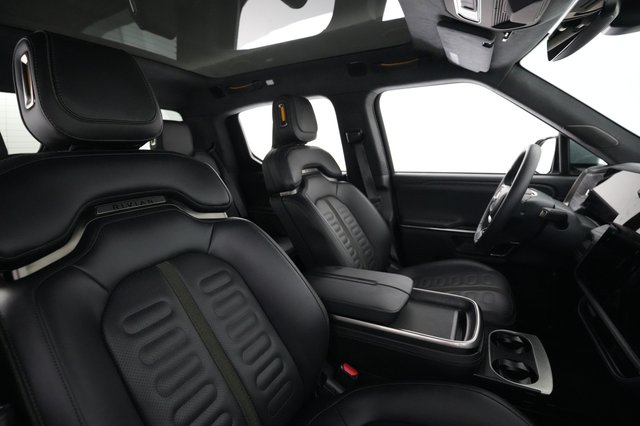 2024 Rivian R1T — photo 3 of 24