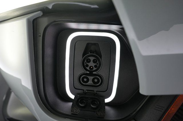 2024 Rivian R1T — photo 8 of 24
