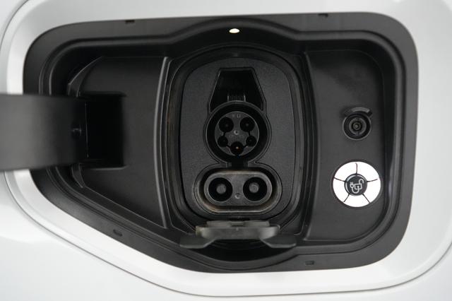2025 Ford F-150 Lightning — photo 8 of 15