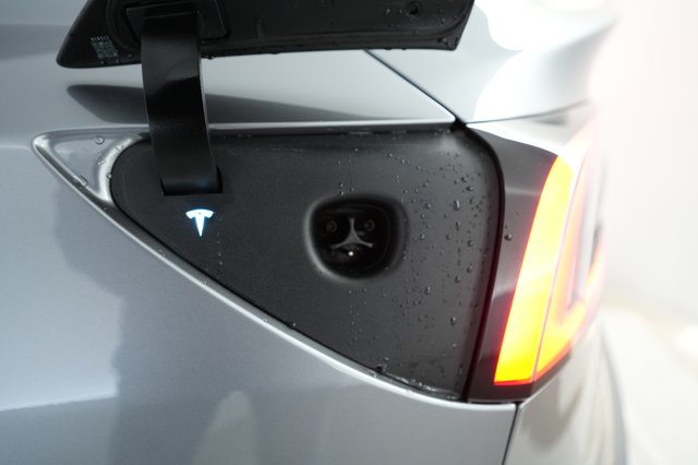 2025 Tesla Model 3 — photo 8 of 24