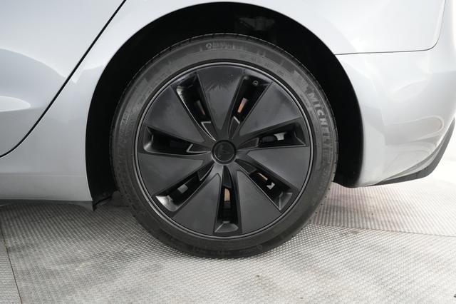 2025 Tesla Model 3 — photo 7 of 24