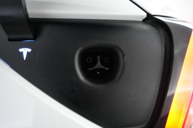 2022 Tesla Model Y — photo 8 of 25