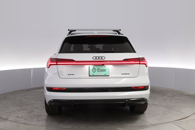 2023 Audi e-tron — photo 12 of 20