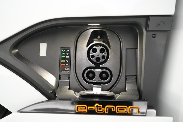 2023 Audi e-tron — photo 8 of 20