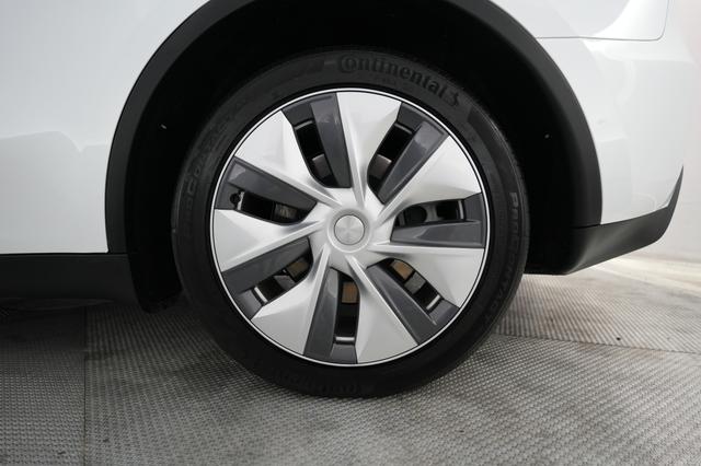 2023 Tesla Model Y — photo 7 of 21
