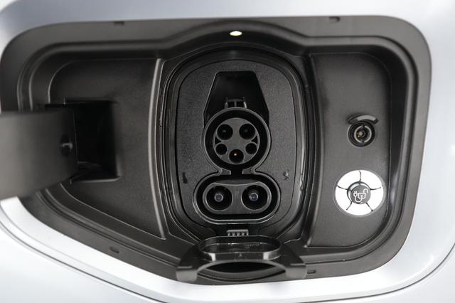 2022 Ford F-150 Lightning — photo 8 of 15