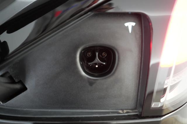 2025 Tesla Model X — photo 8 of 21