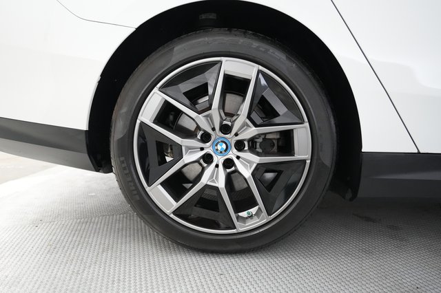 2024 BMW i5 — photo 15 of 20