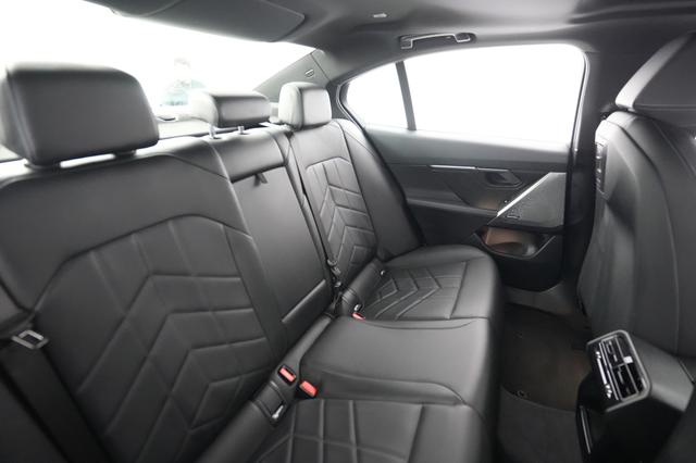 2024 BMW i5 — photo 4 of 20