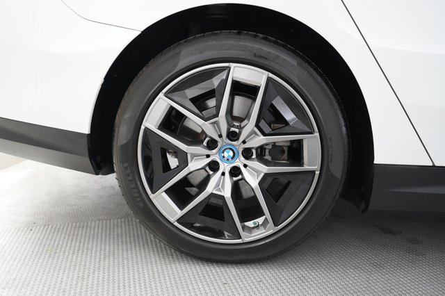 2024 BMW i5 — photo 17 of 20