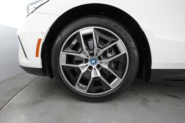 2024 BMW i5 — photo 16 of 20