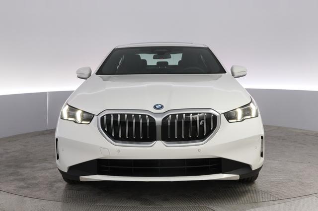 2024 BMW i5 — photo 9 of 20