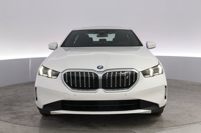 2024 BMW i5 — photo 9 of 20