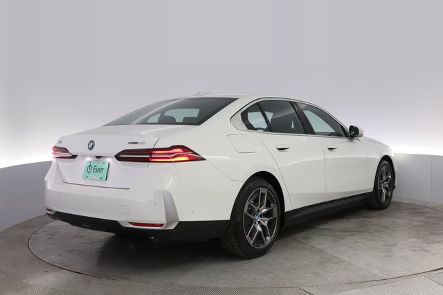 2024 BMW i5 — photo 2 of 20
