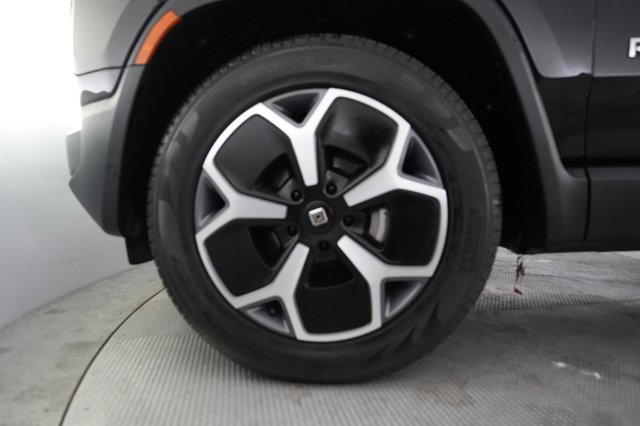 2024 Rivian R1S — photo 17 of 22