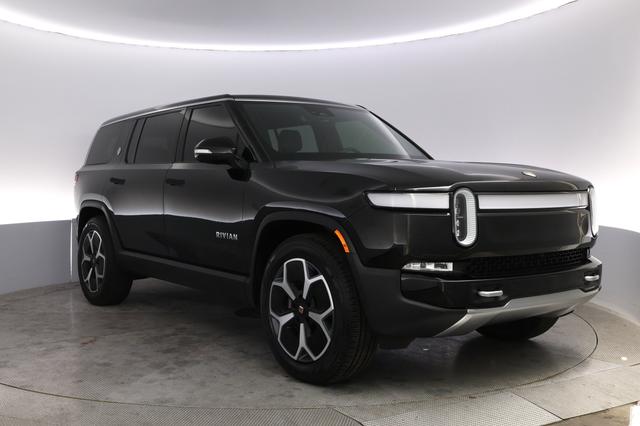 2024 Rivian R1S — photo 10 of 22
